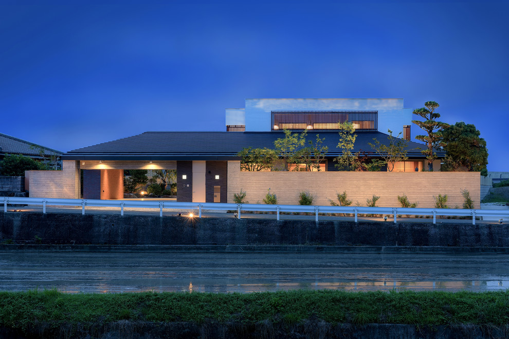 Zweistöckiges, Mittelgroßes Modernes Haus mit Mix-Fassade, brauner Fassadenfarbe und Walmdach in Sonstige