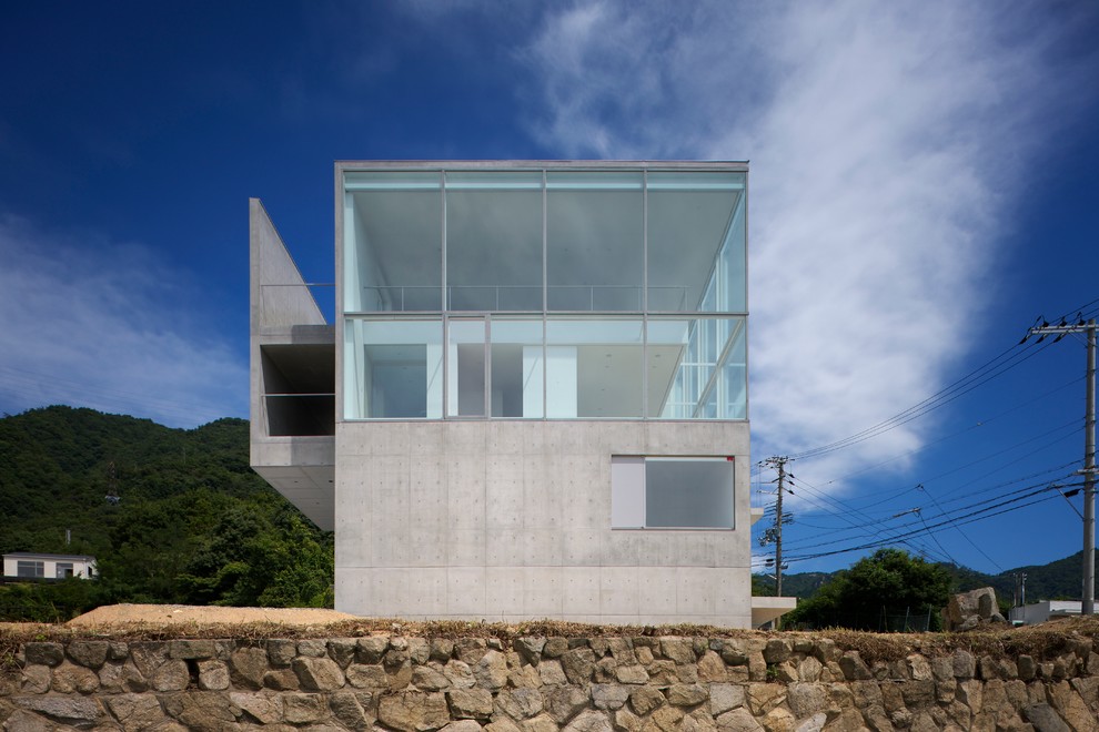 Inspiration for a gey modern concrete house exterior in Tokyo with a flat roof.