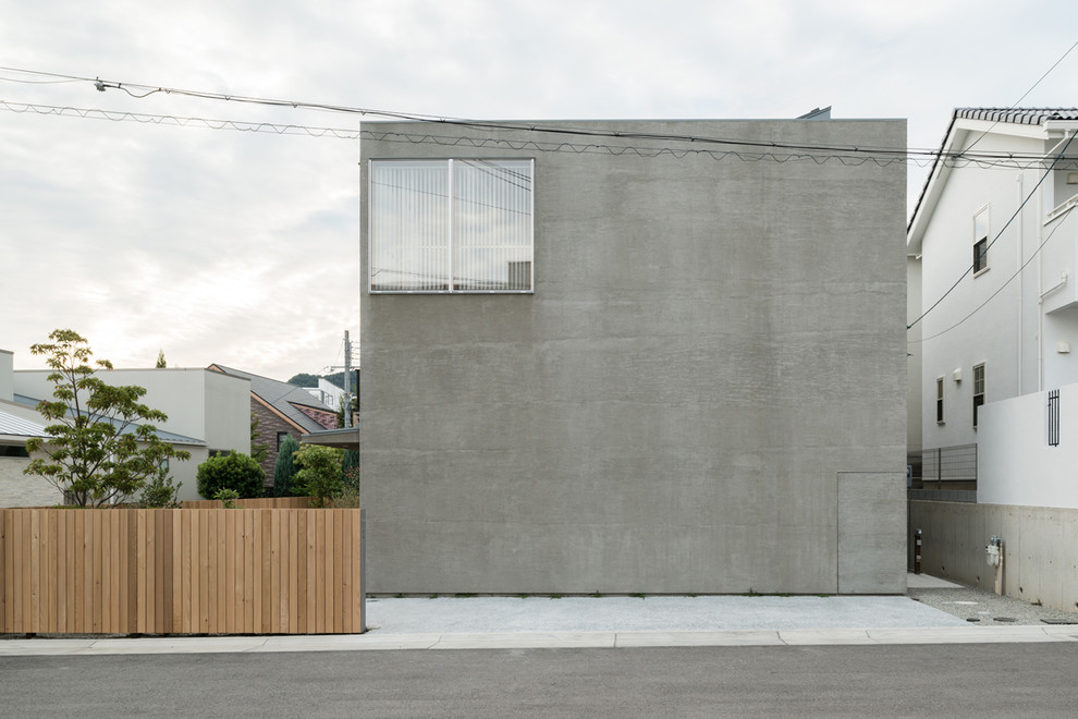大阪にあるインダストリアルスタイルのおしゃれなグレーの家 (コンクリートサイディング) の写真