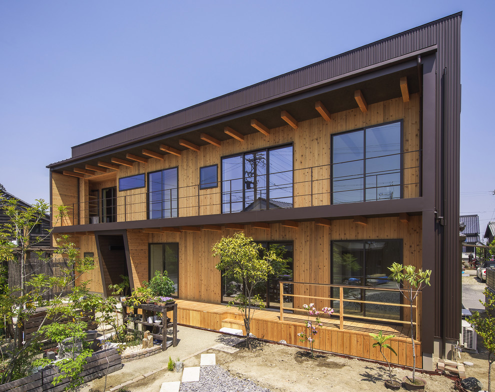 Свежая идея для дизайна: коричневый дом с облицовкой из металла и плоской крышей - отличное фото интерьера