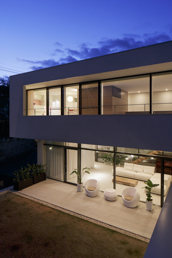 Inspiration pour une façade de maison noire minimaliste à un étage avec un revêtement mixte.