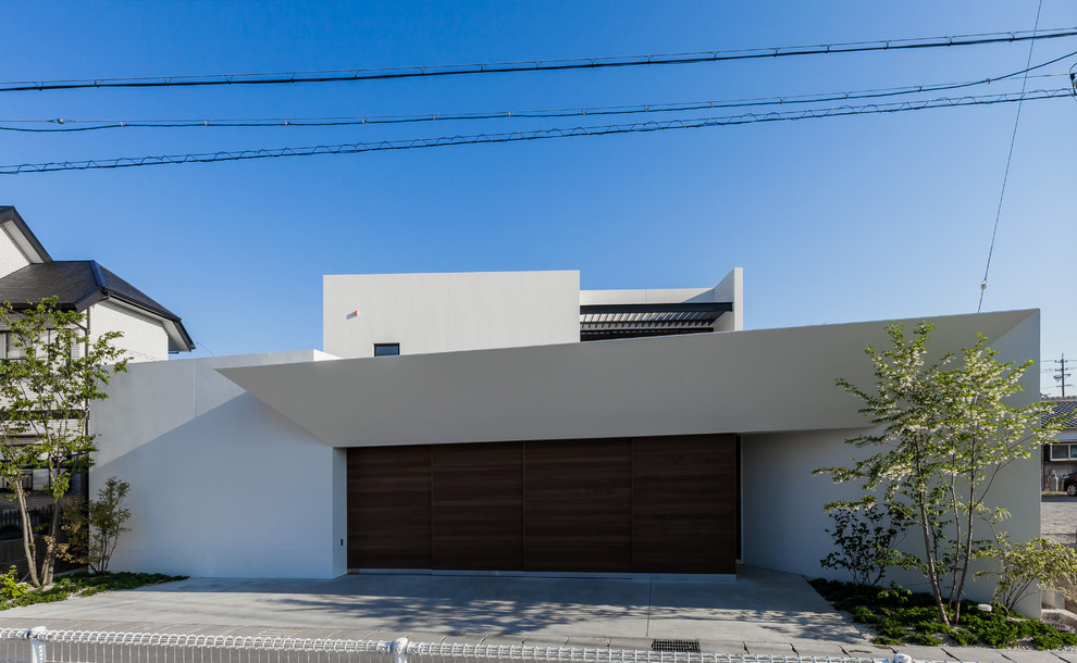 На фото: двухэтажный, белый частный загородный дом среднего размера в стиле модернизм с