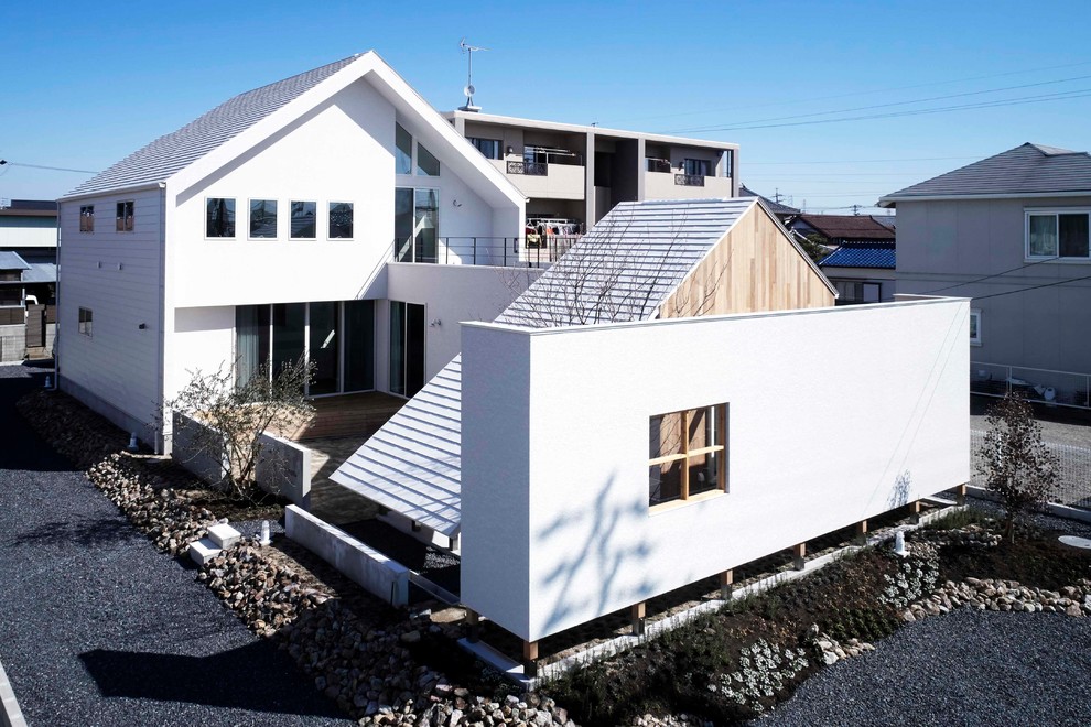 Modelo de fachada blanca nórdica con tejado a dos aguas