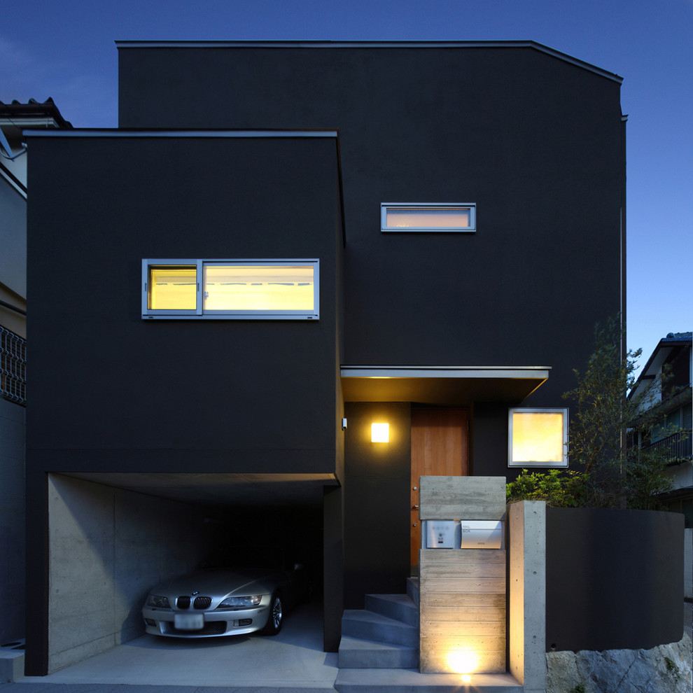 Example of a mid-sized black split-level house exterior design in Kobe with a metal roof
