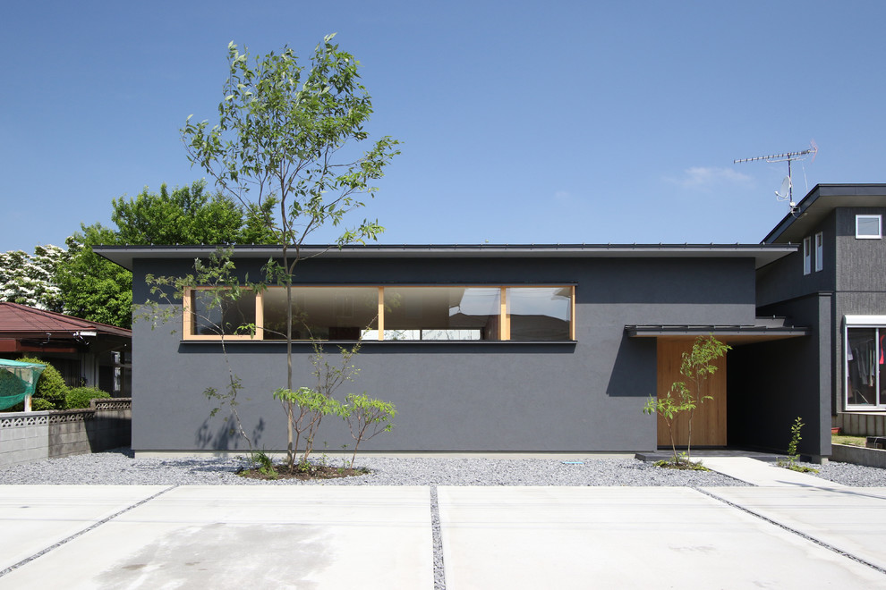 Idéer för ett mellanstort modernt grått hus, med allt i ett plan och platt tak