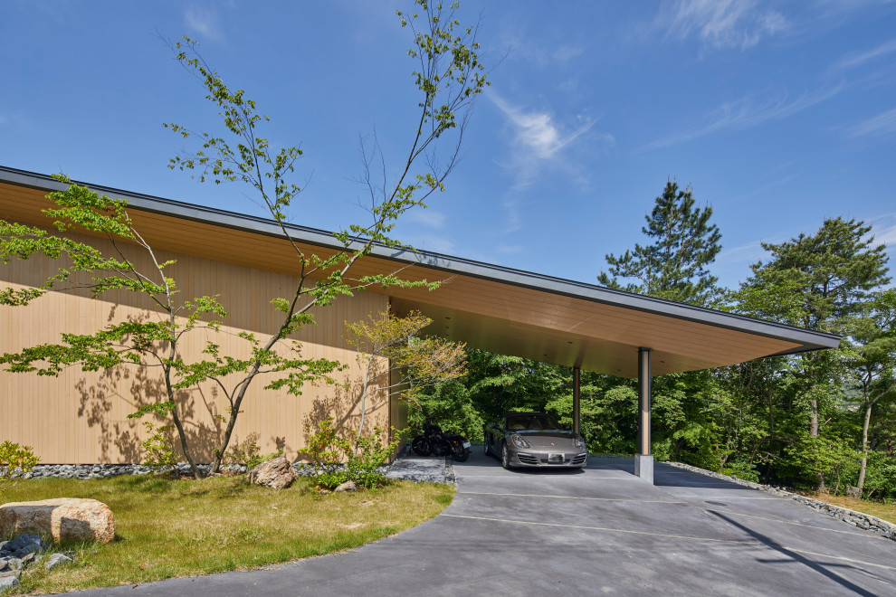 Imagen de fachada de casa beige contemporánea de dos plantas con revestimiento de madera, tejado a dos aguas y tejado de metal