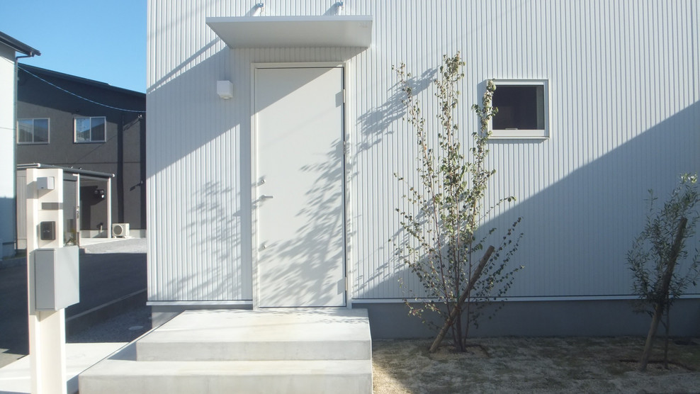 Источник вдохновения для домашнего уюта: двухэтажный, белый частный загородный дом среднего размера в скандинавском стиле с комбинированной облицовкой, двускатной крышей и крышей из смешанных материалов