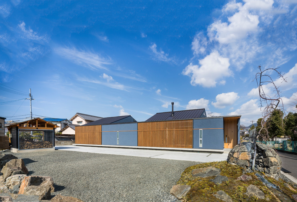 Idee per la villa blu contemporanea a un piano con rivestimento in stucco, tetto a capanna e copertura in metallo o lamiera