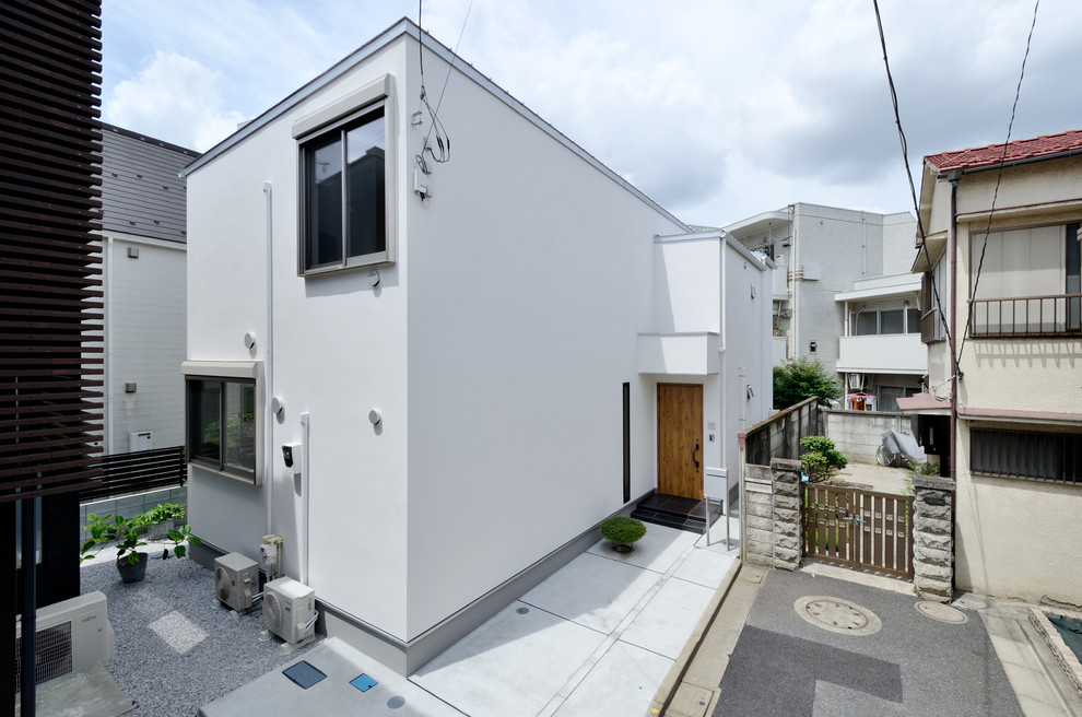 東京23区にあるモダンスタイルのおしゃれな家の外観 (漆喰サイディング) の写真