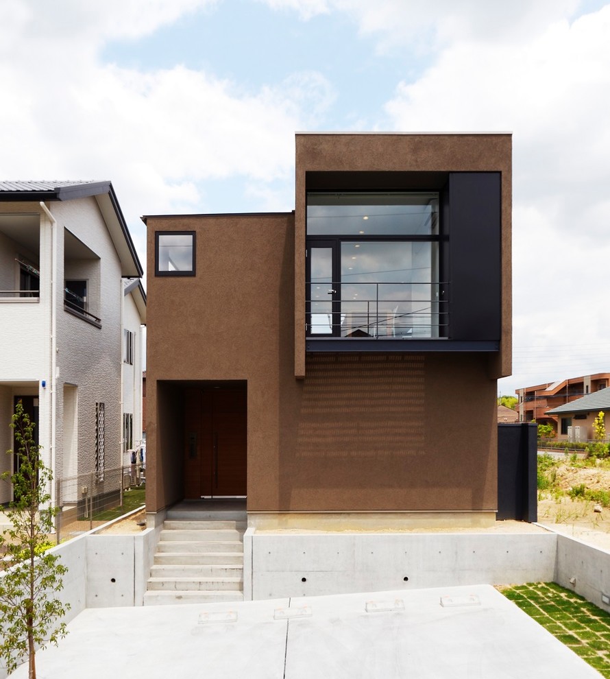 Ispirazione per la facciata di una casa marrone moderna con tetto piano