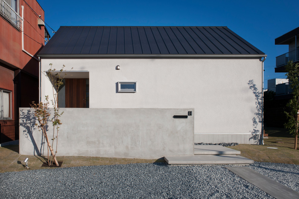 Immagine della facciata di una casa bianca moderna con tetto a capanna