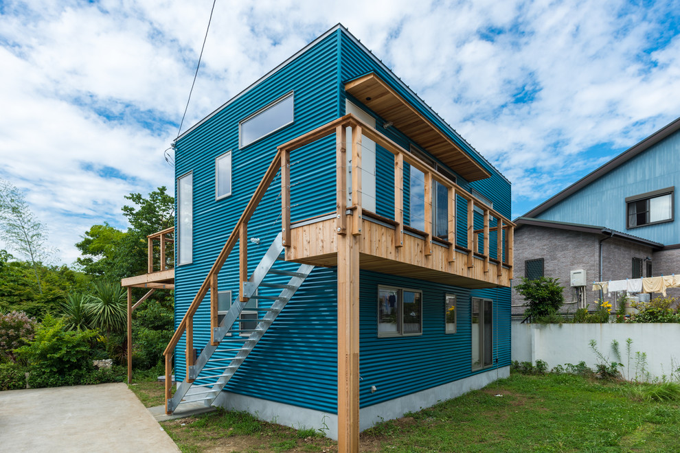 Ispirazione per la facciata di una casa blu contemporanea a due piani con tetto piano