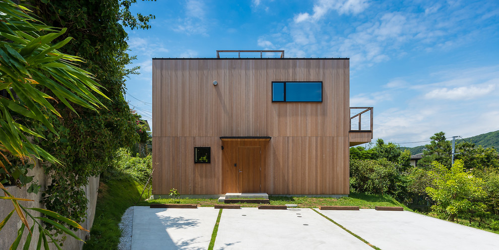 Foto de fachada marrón contemporánea con revestimiento de madera y tejado plano