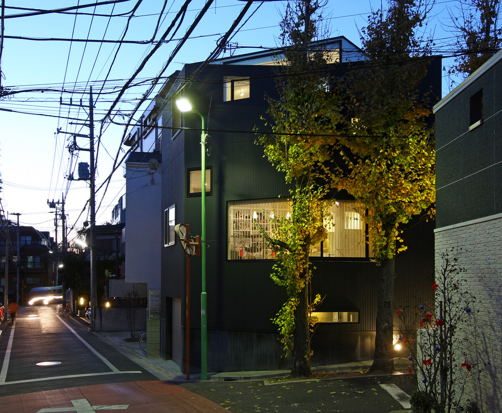 東京23区にある小さなコンテンポラリースタイルのおしゃれな家の外観 (混合材サイディング) の写真