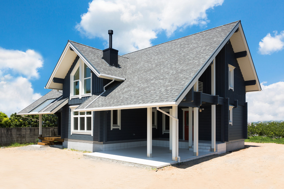 Свежая идея для дизайна: черный дом в классическом стиле с двускатной крышей и черепичной крышей - отличное фото интерьера