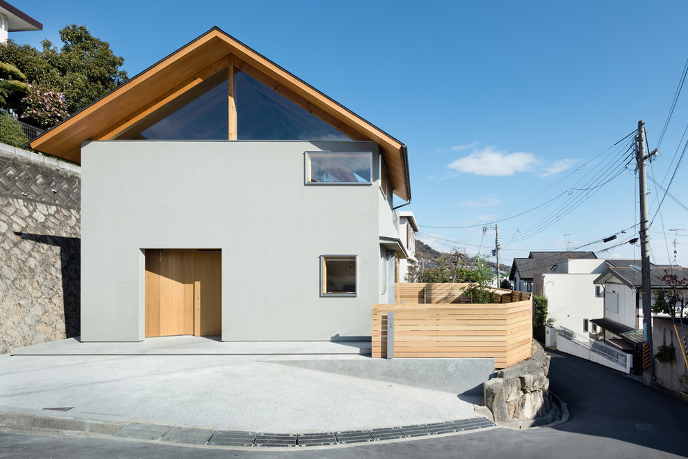 На фото: серый дом в стиле лофт с двускатной крышей