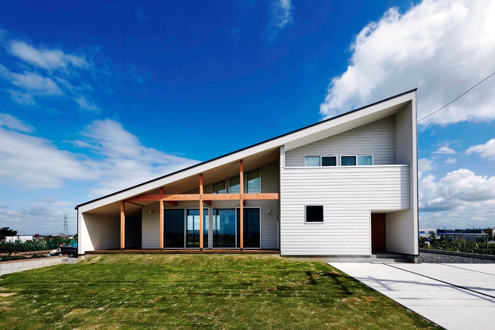Diseño de fachada de casa blanca contemporánea de dos plantas con tejado de un solo tendido, tejado de metal y revestimiento de madera