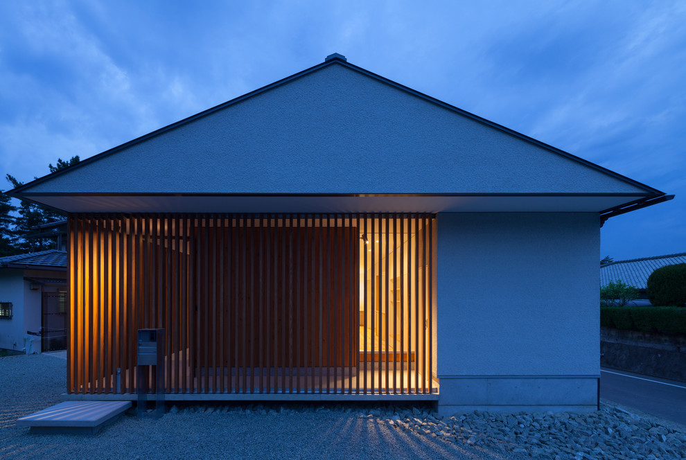 Design ideas for a world-inspired house exterior in Fukuoka.