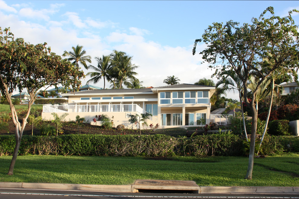 ハワイにあるモダンスタイルのおしゃれな家の外観の写真