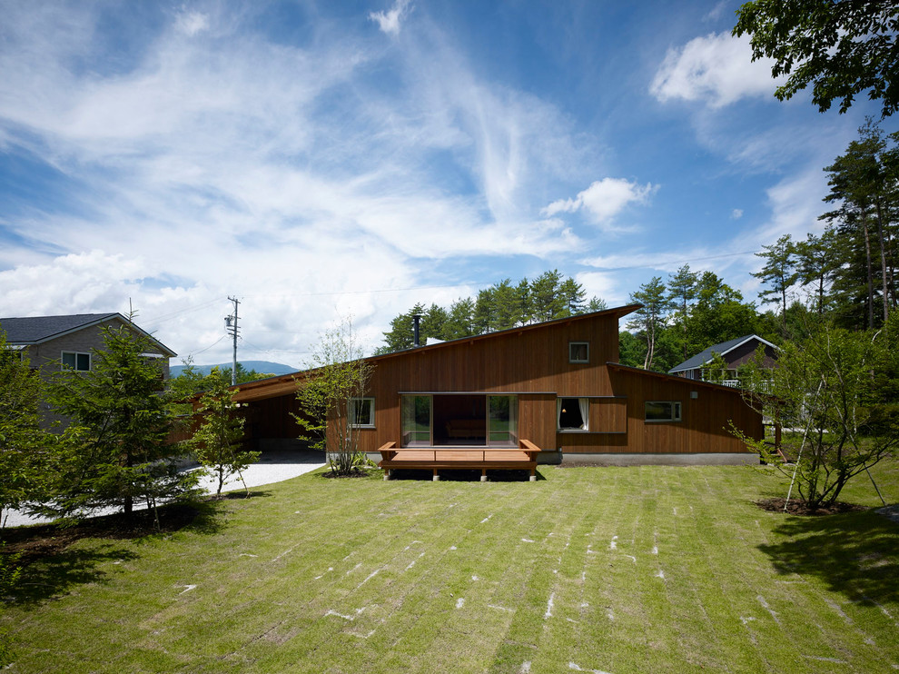Источник вдохновения для домашнего уюта: большой, деревянный, коричневый дом в восточном стиле с односкатной крышей