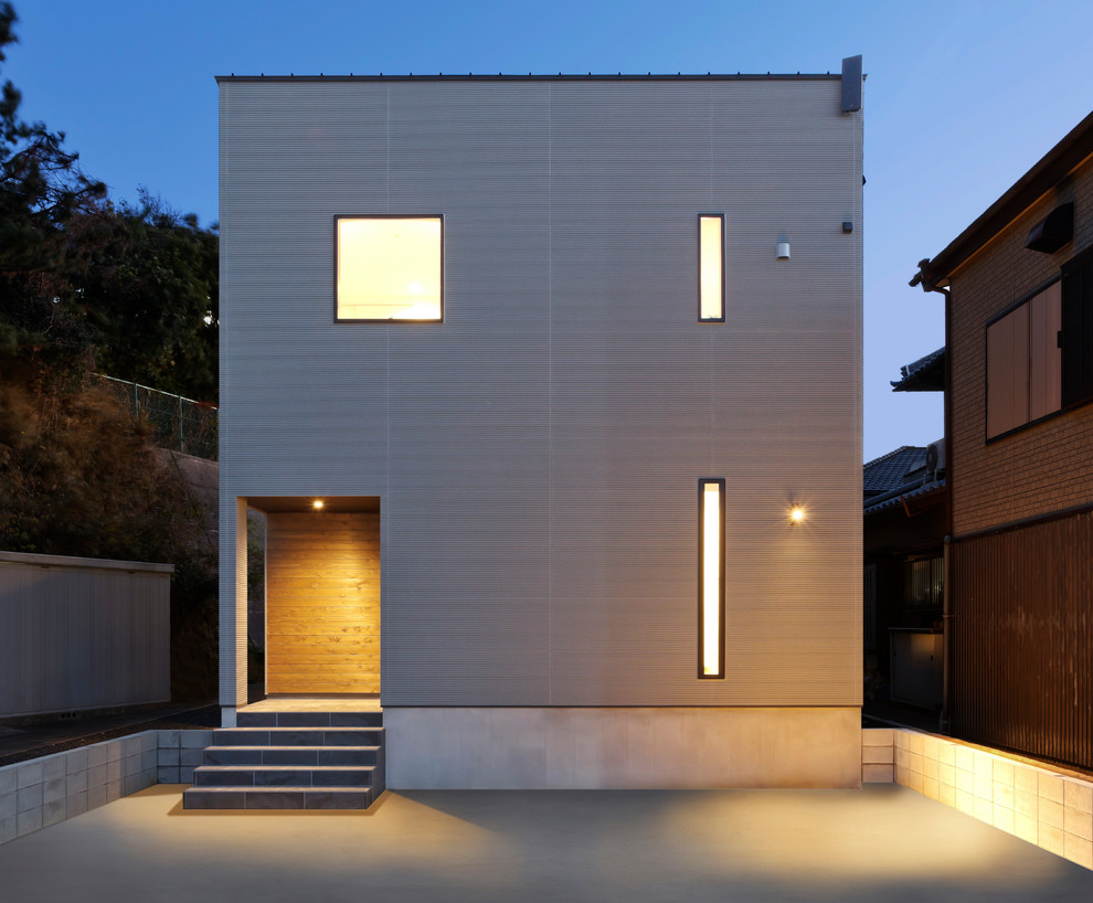 Einfamilienhaus mit weißer Fassadenfarbe in Sonstige