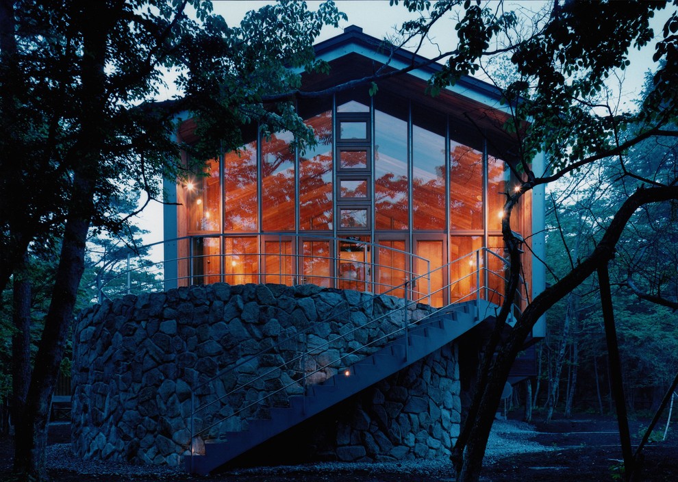 Haus mit Glasfassade und Satteldach in Kyoto