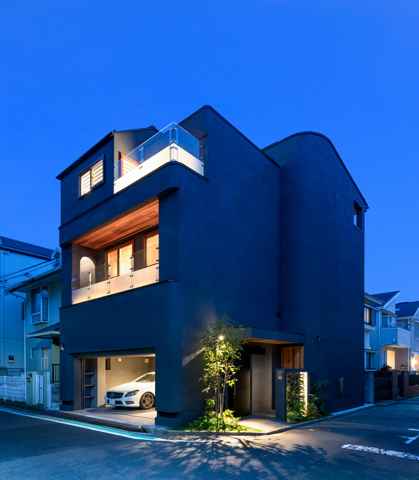 横浜にある高級な中くらいなモダンスタイルのおしゃれな家の外観 (漆喰サイディング) の写真