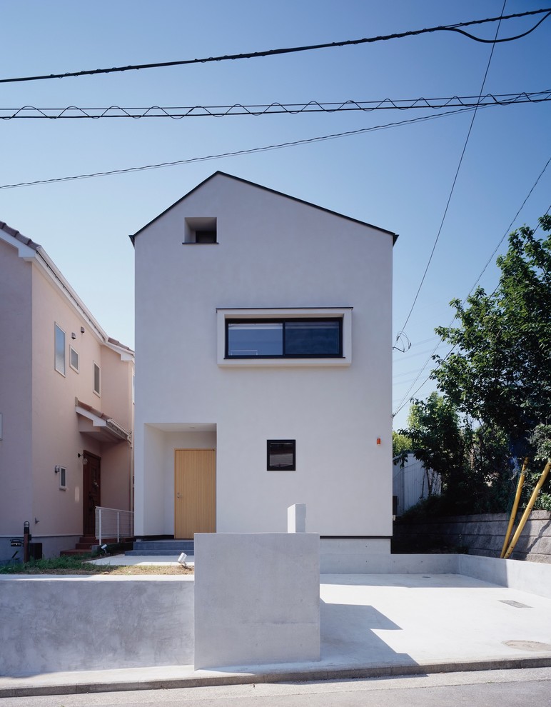 Diseño de fachada de casa blanca minimalista de tamaño medio de tres plantas con tejado a dos aguas y tejado de metal