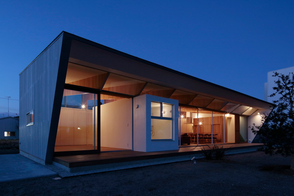 Einstöckige Moderne Holzfassade Haus mit weißer Fassadenfarbe und Pultdach in Sonstige
