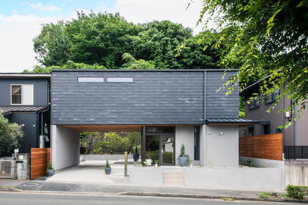 Inspiration pour une façade de maison grise minimaliste de taille moyenne et à un étage avec un revêtement mixte, un toit à deux pans et un toit en métal.