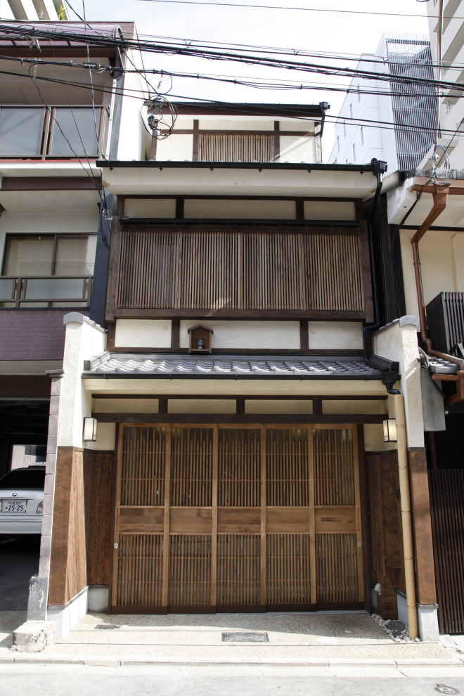 京都にある小さなモダンスタイルのおしゃれな家の外観 (漆喰サイディング) の写真