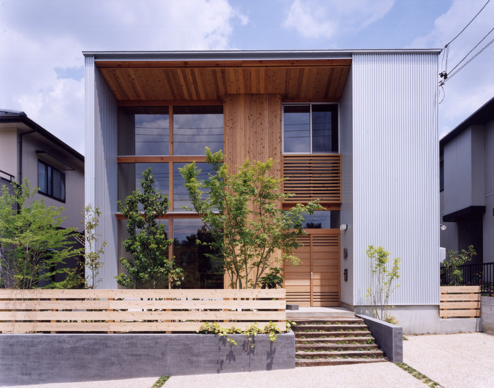 Design ideas for a world-inspired house exterior in Nagoya.