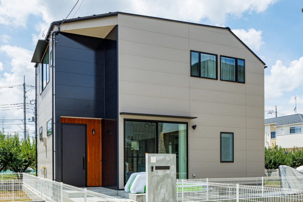 Modelo de fachada de casa multicolor industrial de tamaño medio de dos plantas con revestimientos combinados, tejado plano y tejado de metal