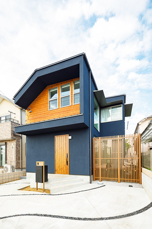 Mittelgroßes, Zweistöckiges Modernes Einfamilienhaus mit Mix-Fassade, blauer Fassadenfarbe, Halbwalmdach und Blechdach in Tokio Peripherie