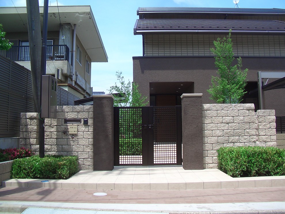 Cette image montre une façade de maison asiatique.