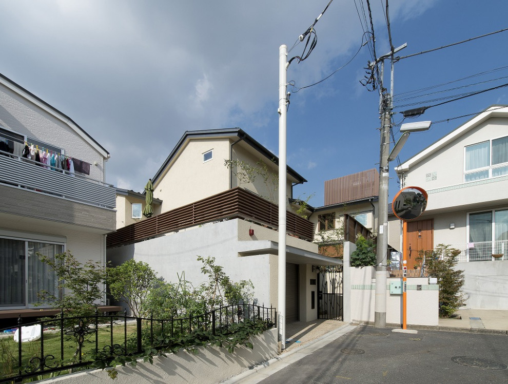 東京23区にある中くらいなトラディショナルスタイルのおしゃれな家の外観の写真