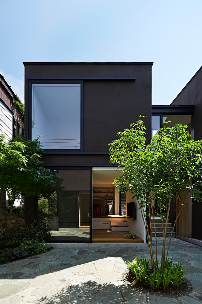 Diseño de fachada de casa marrón contemporánea de dos plantas con tejado plano