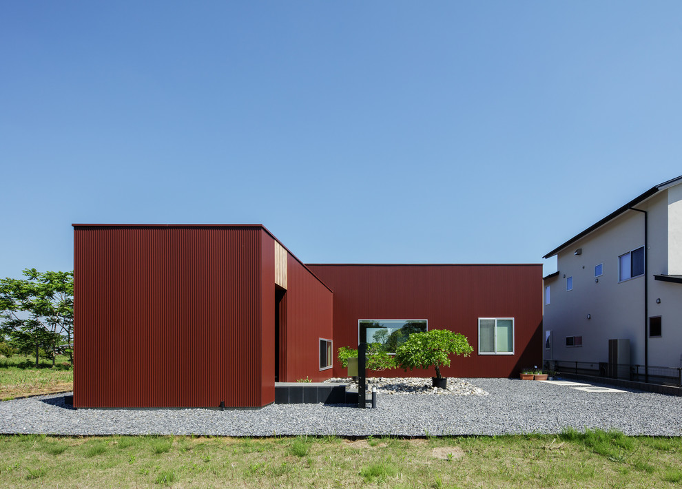 Diseño de fachada roja contemporánea con tejado plano