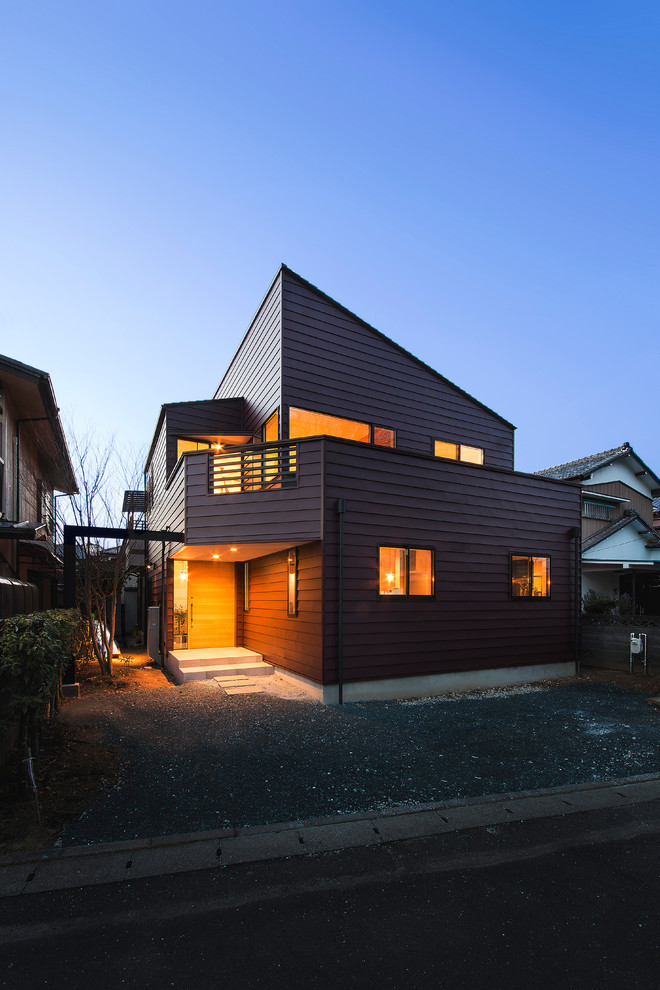 Источник вдохновения для домашнего уюта: двухэтажный, красный частный загородный дом в стиле лофт с односкатной крышей и металлической крышей