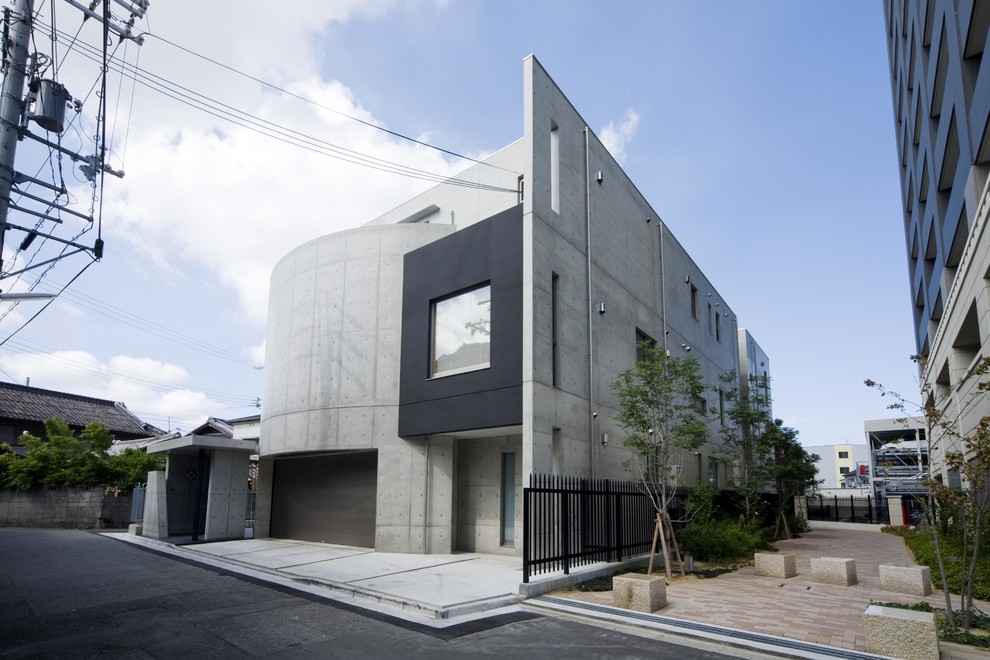 大阪にあるインダストリアルスタイルのおしゃれなグレーの家 (コンクリートサイディング) の写真