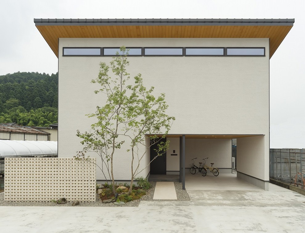 Modelo de fachada blanca moderna de dos plantas con tejado de un solo tendido