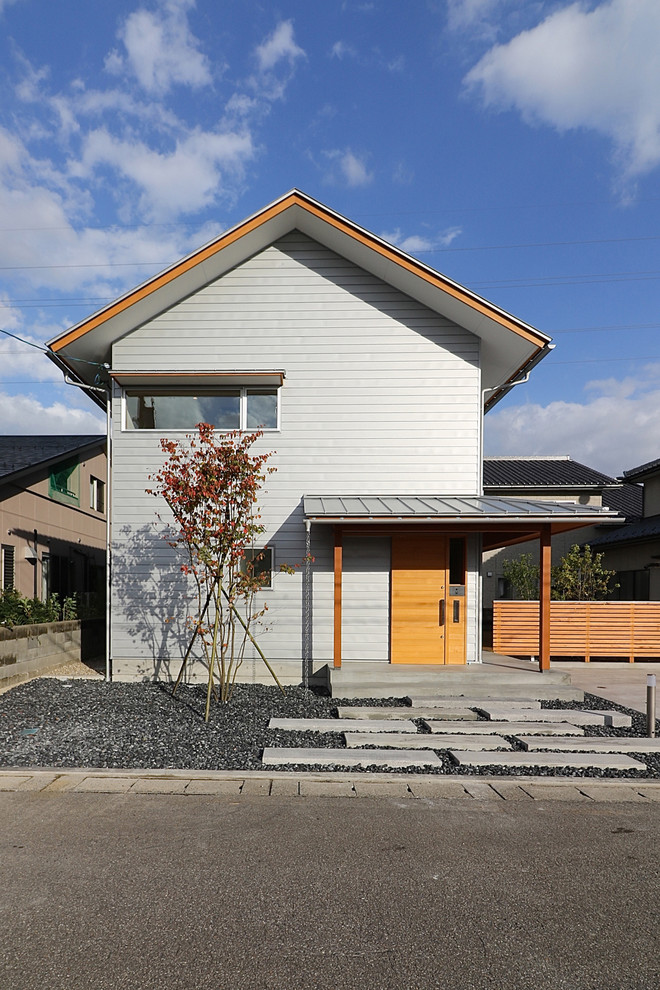 Modelo de fachada de casa gris asiática de dos plantas con tejado a dos aguas