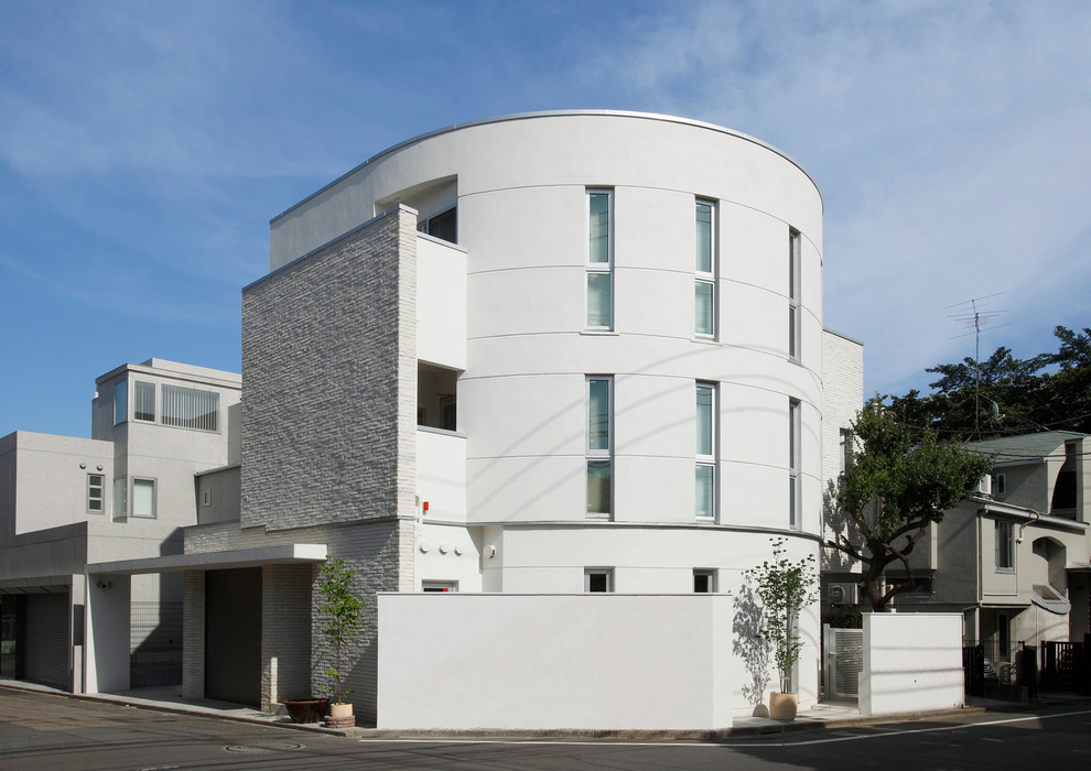 Esempio della facciata di una casa bianca moderna a tre piani di medie dimensioni con copertura in metallo o lamiera