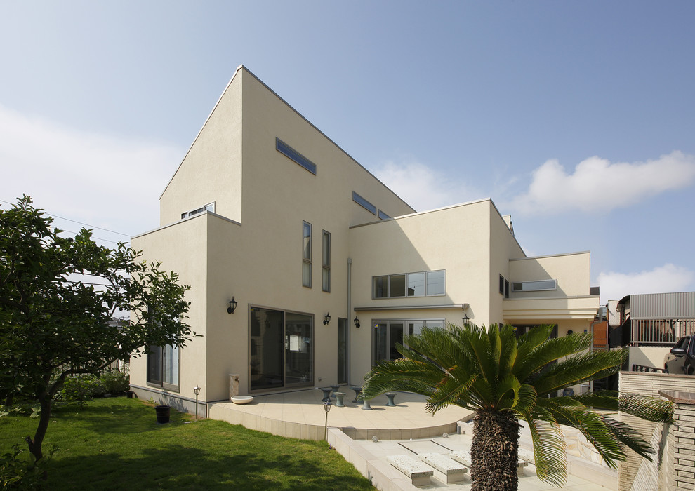 Immagine della facciata di una casa bifamiliare beige moderna