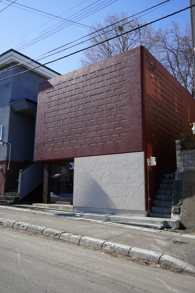 This is an example of a small modern two floor render tiny house in Sapporo with a purple house.