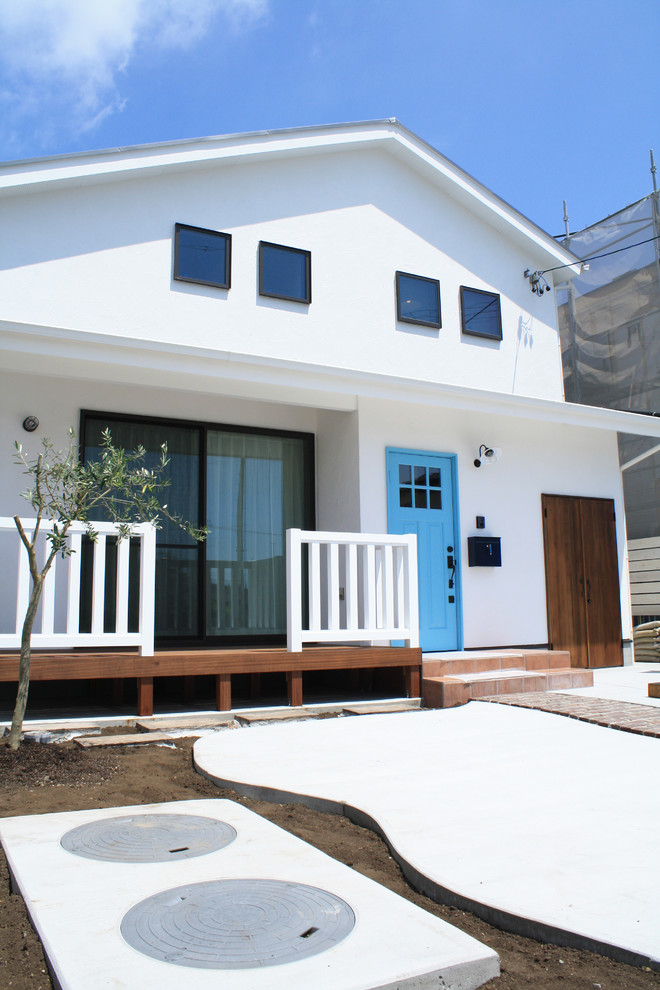 Industrial Einfamilienhaus mit weißer Fassadenfarbe und Satteldach in Sonstige