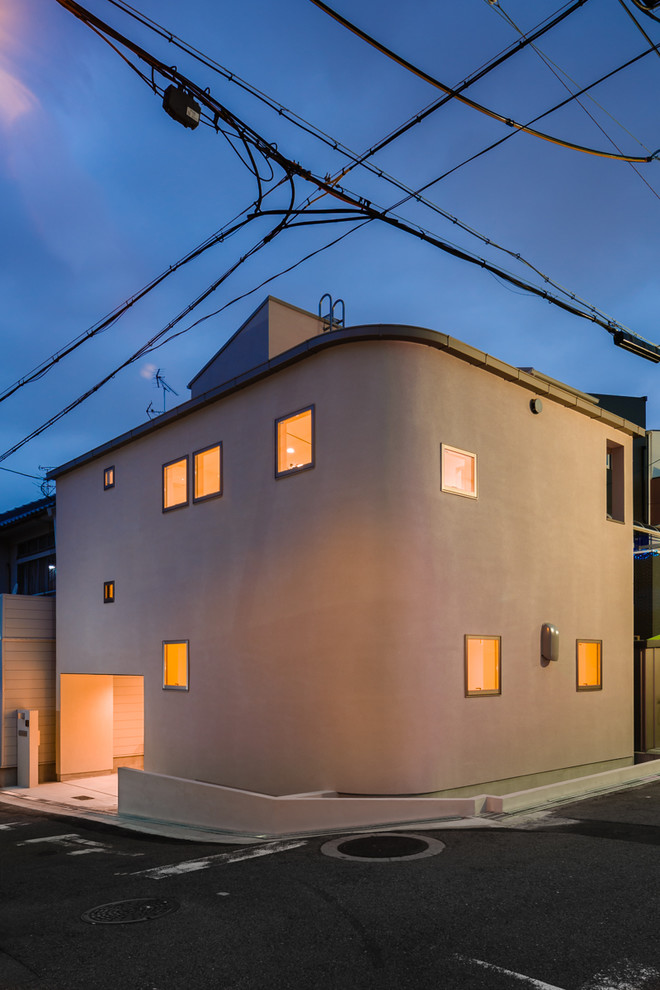 Foto de fachada de casa beige minimalista a niveles con tejado de un solo tendido y tejado de metal