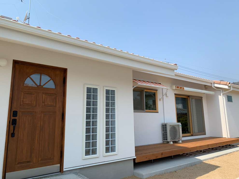 Kleines, Einstöckiges Mediterranes Einfamilienhaus mit Lehmfassade, pinker Fassadenfarbe, Satteldach und Ziegeldach in Sonstige