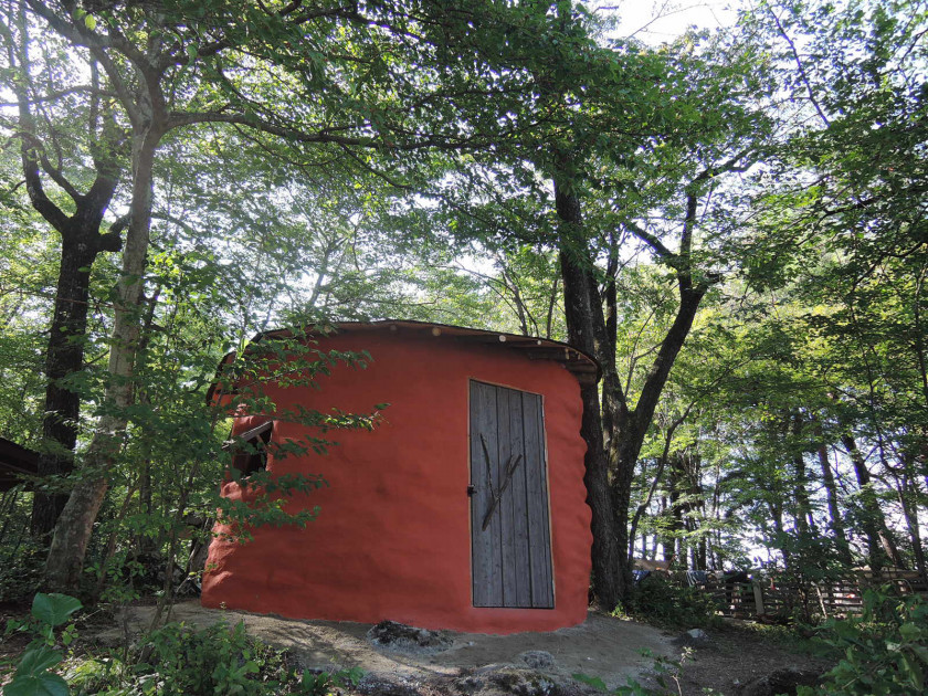 Inspiration för ett litet orientaliskt rött hus, med allt i ett plan, tak i shingel och stuckatur