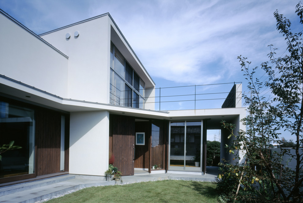 Ispirazione per la facciata di una casa marrone contemporanea di medie dimensioni con copertura in metallo o lamiera